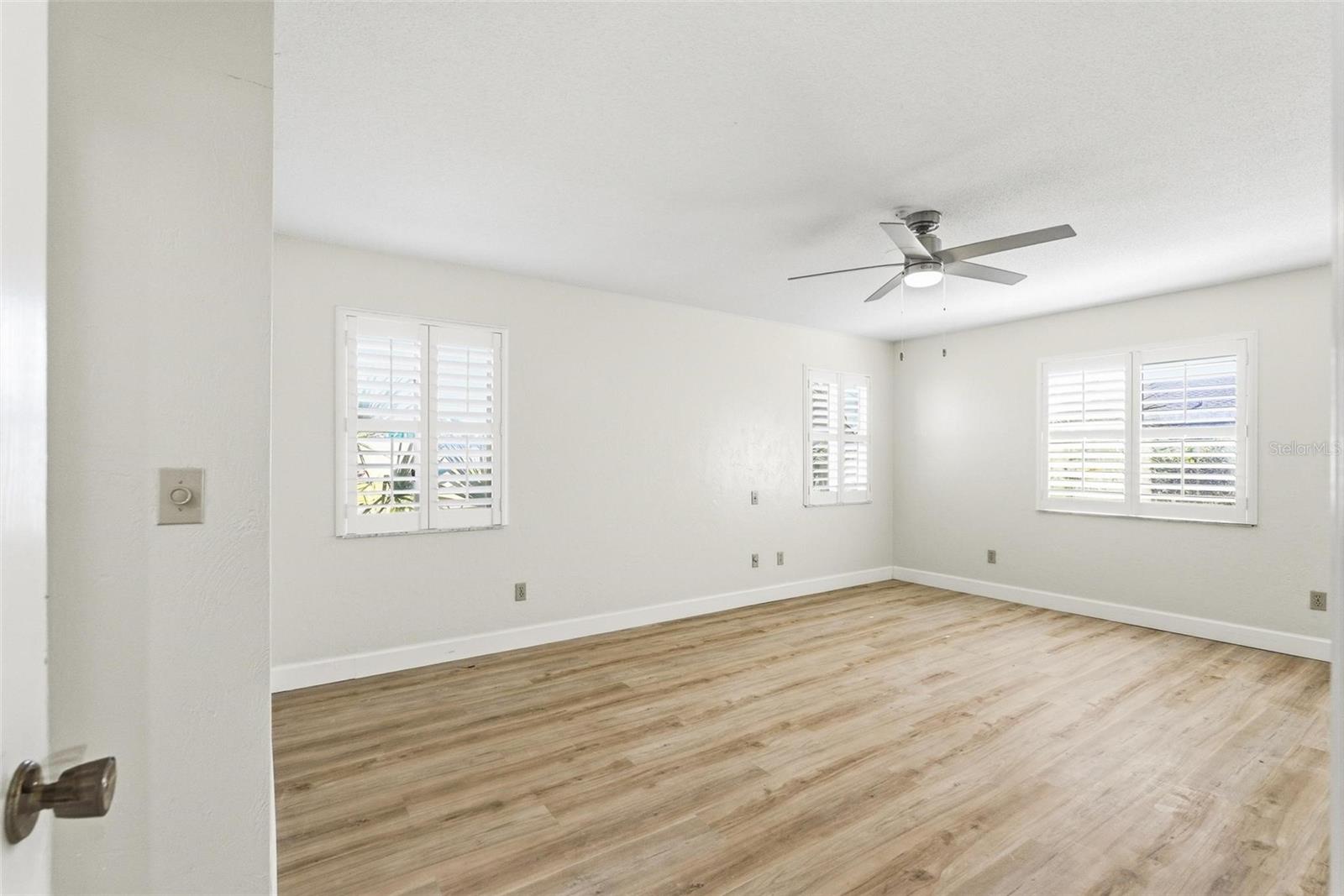 Image 20 of 73 For 33 Sea Harbor