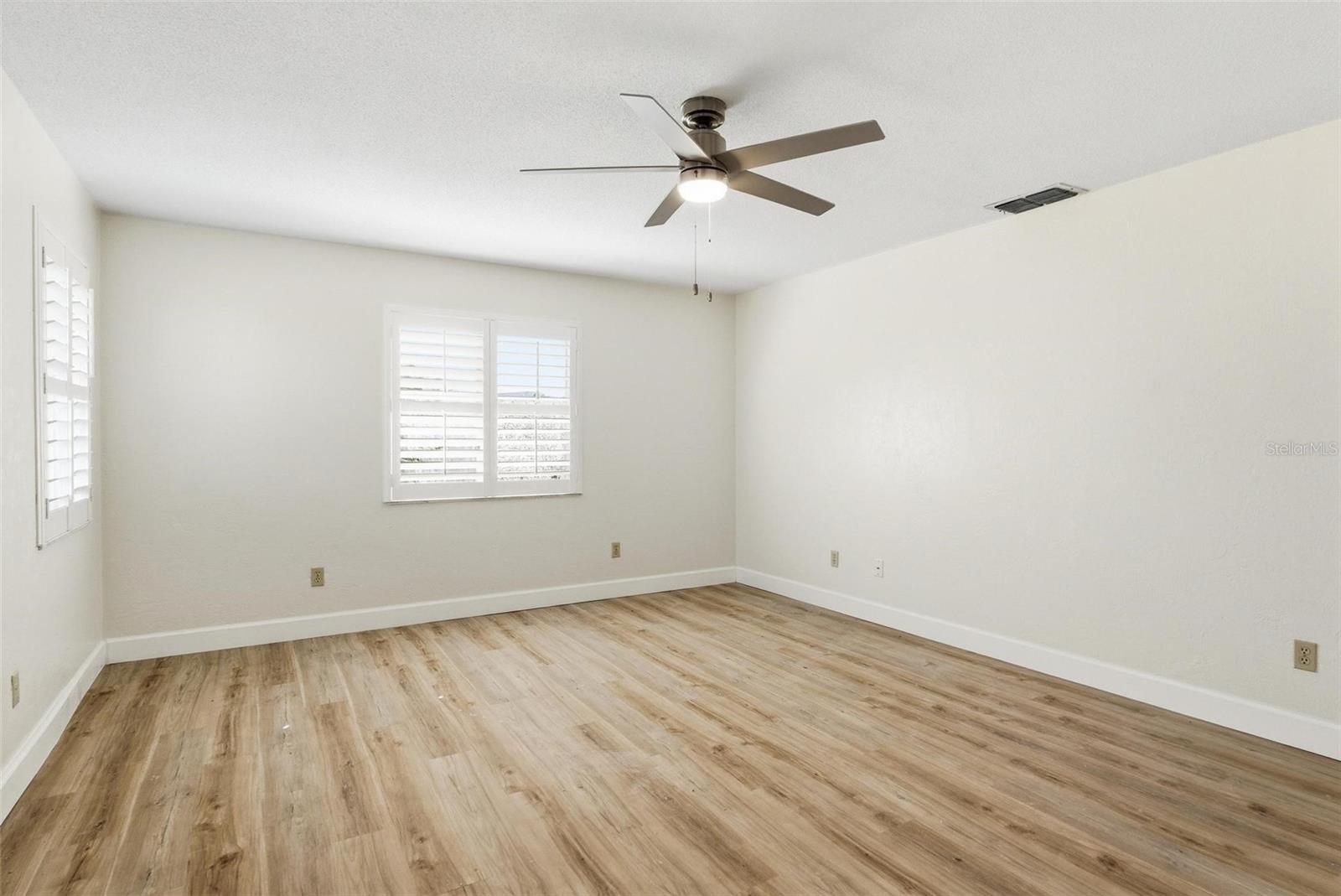 Image 24 of 73 For 33 Sea Harbor