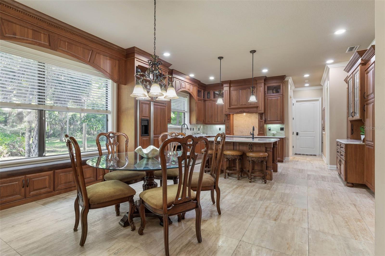 Image 14 of 82 For 40 Whitehall Court