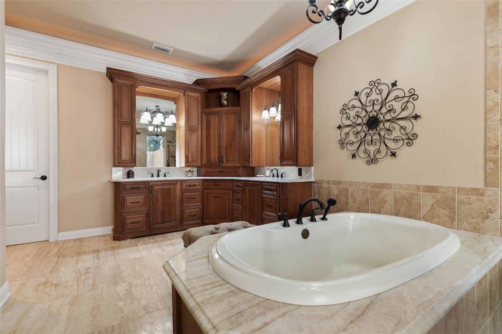 Image 41 of 82 For 40 Whitehall Court