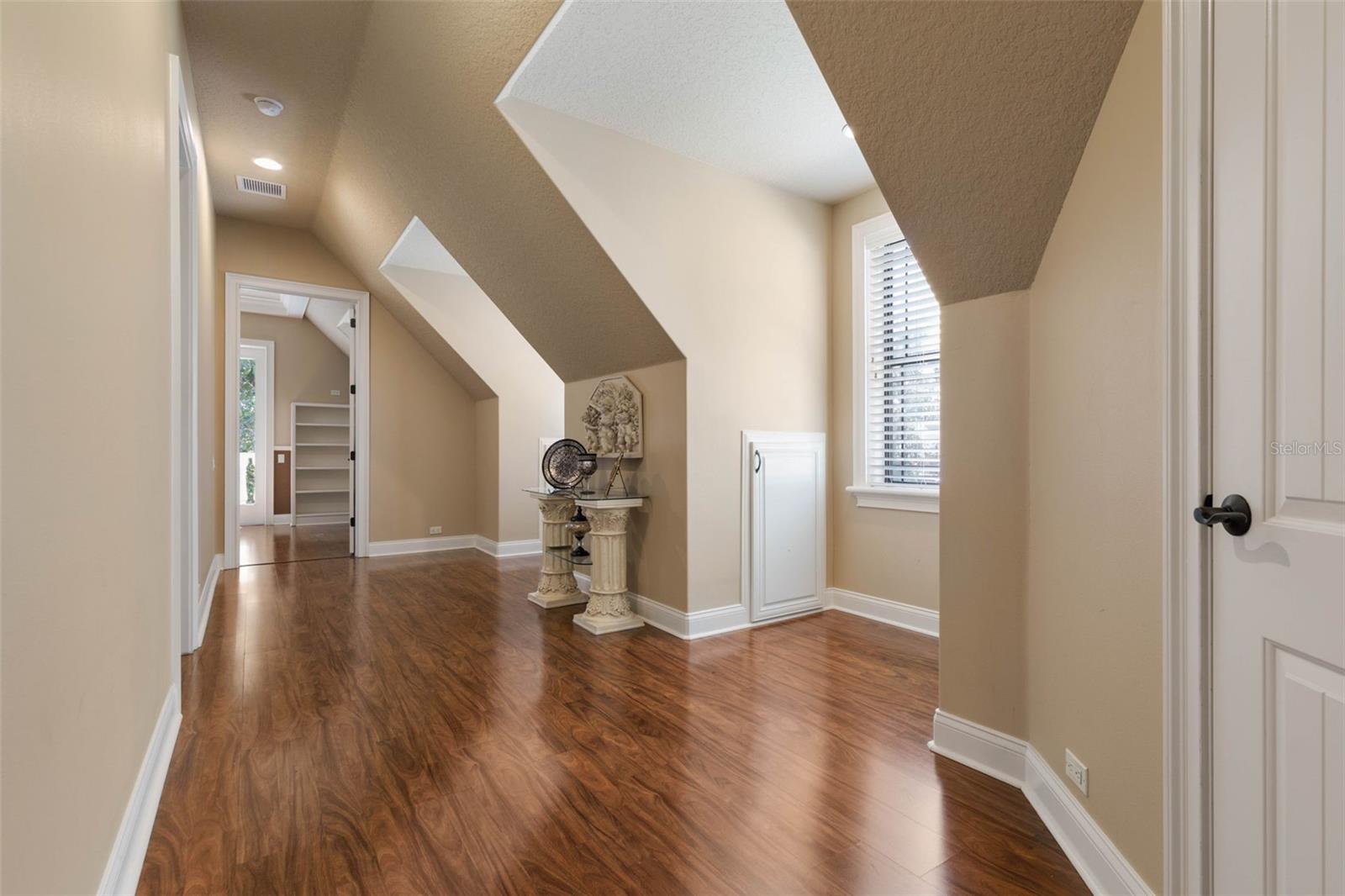 Image 54 of 82 For 40 Whitehall Court