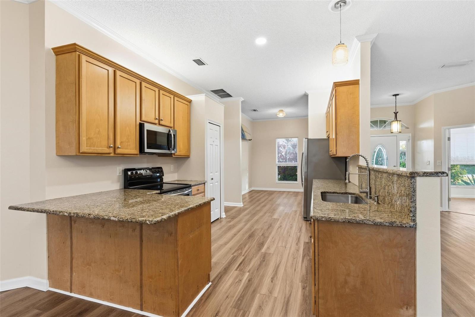 Image 19 of 66 For 7 Deerwood Street