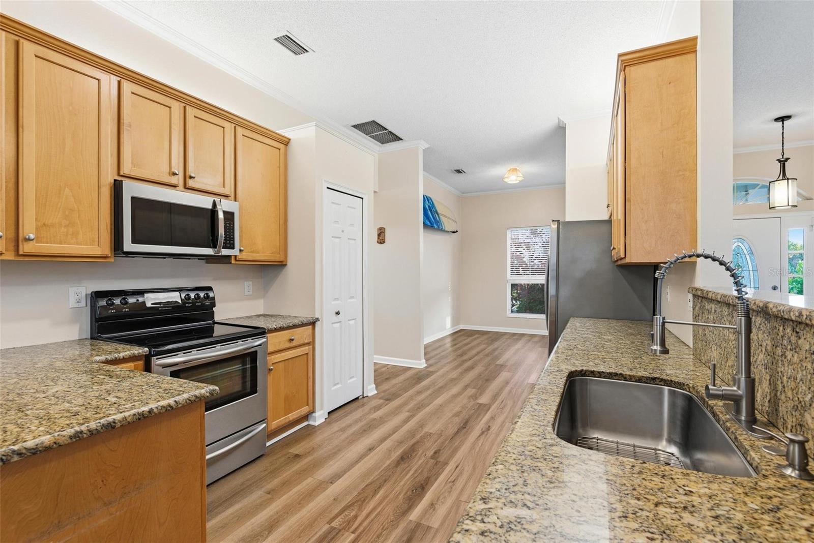 Image 20 of 66 For 7 Deerwood Street