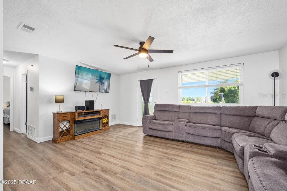 Image 6 of 34 For 1448 Flomich Street