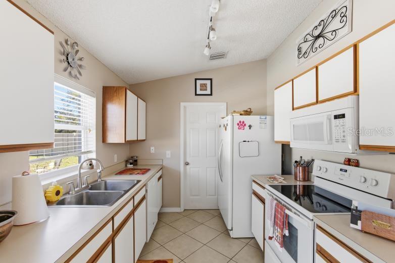 Image 28 of 45 For 8 Rolling Fern Place