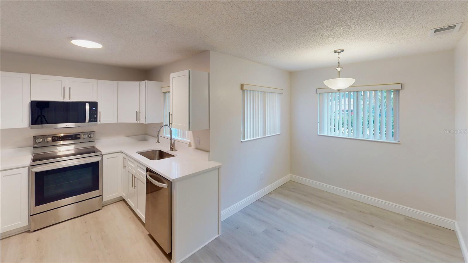 Image 11 of 39 For 14 Wellshire Lane