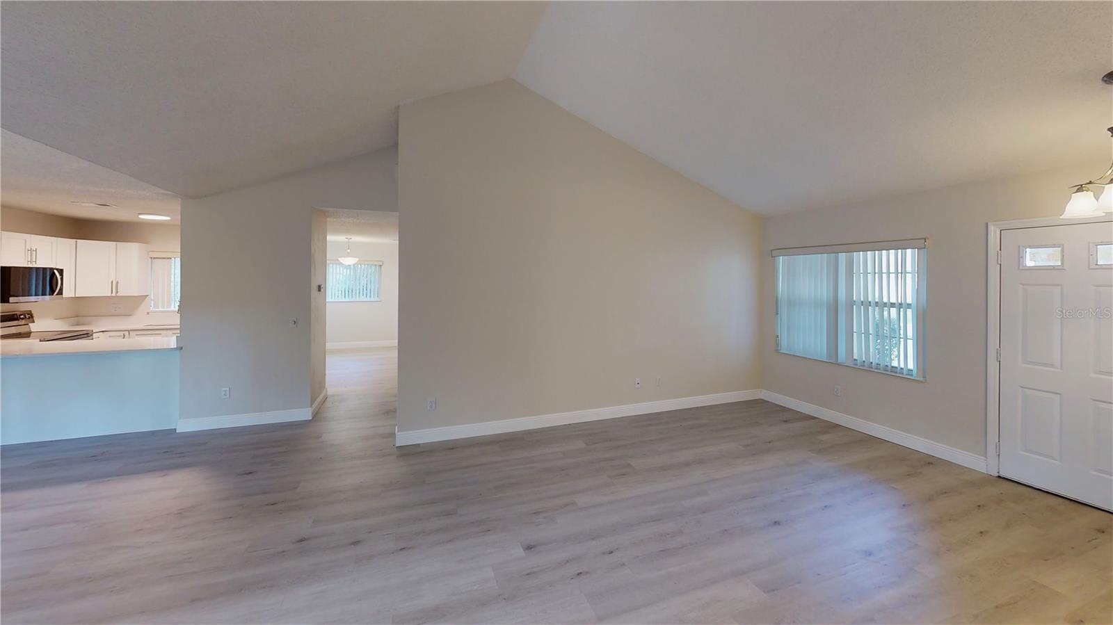 Image 7 of 39 For 14 Wellshire Lane