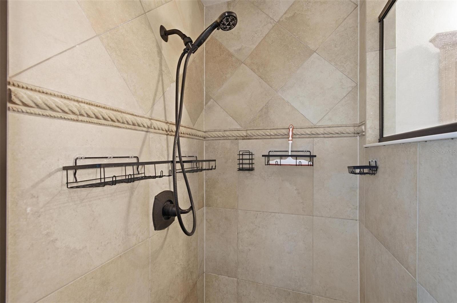 Image 23 of 63 For 7 Clarendon Court S