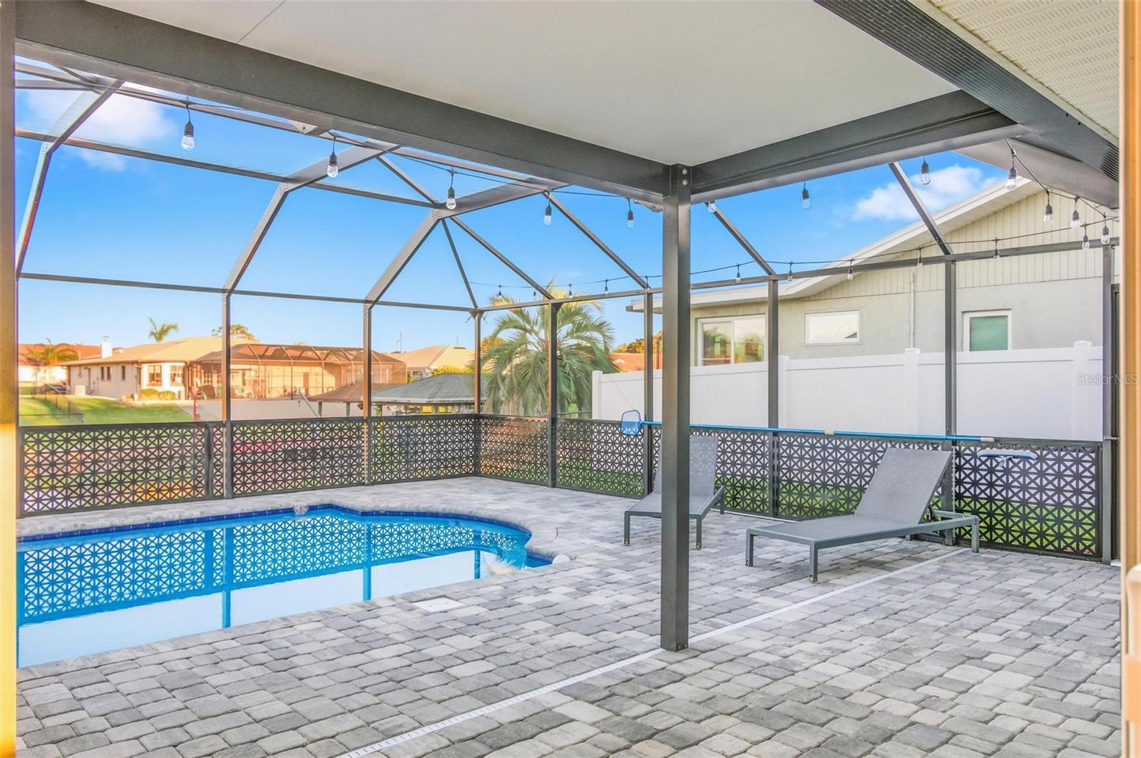 Image 40 of 63 For 7 Clarendon Court S