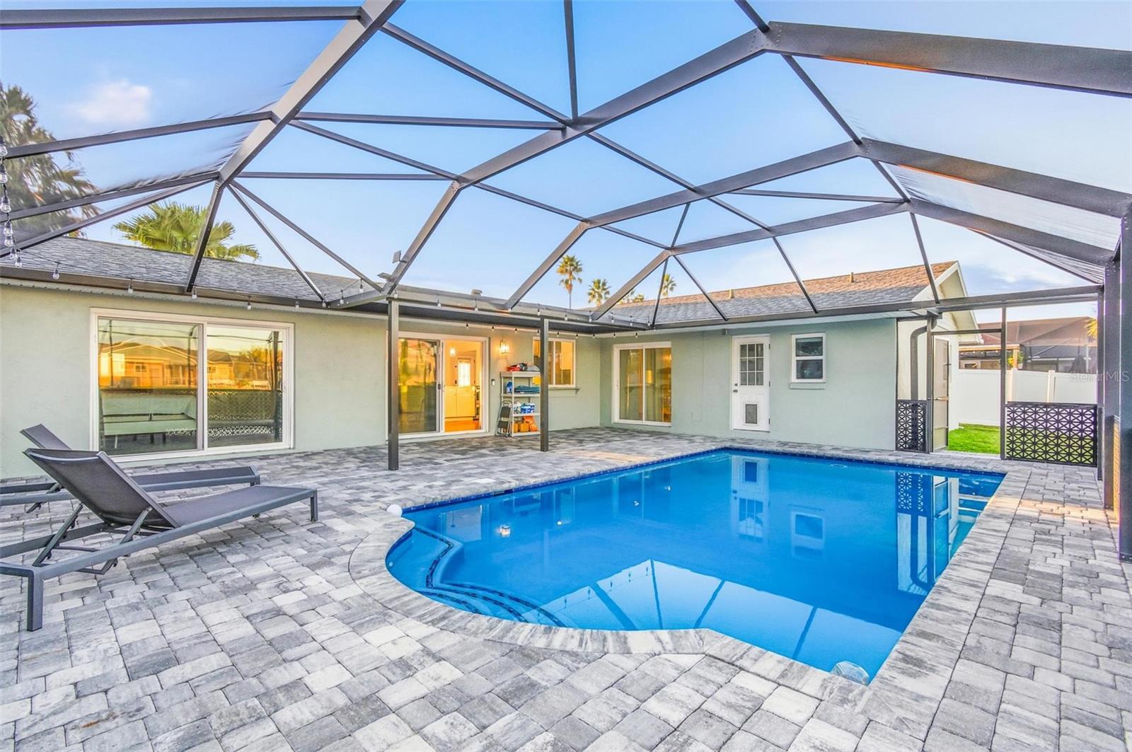 Image 44 of 63 For 7 Clarendon Court S