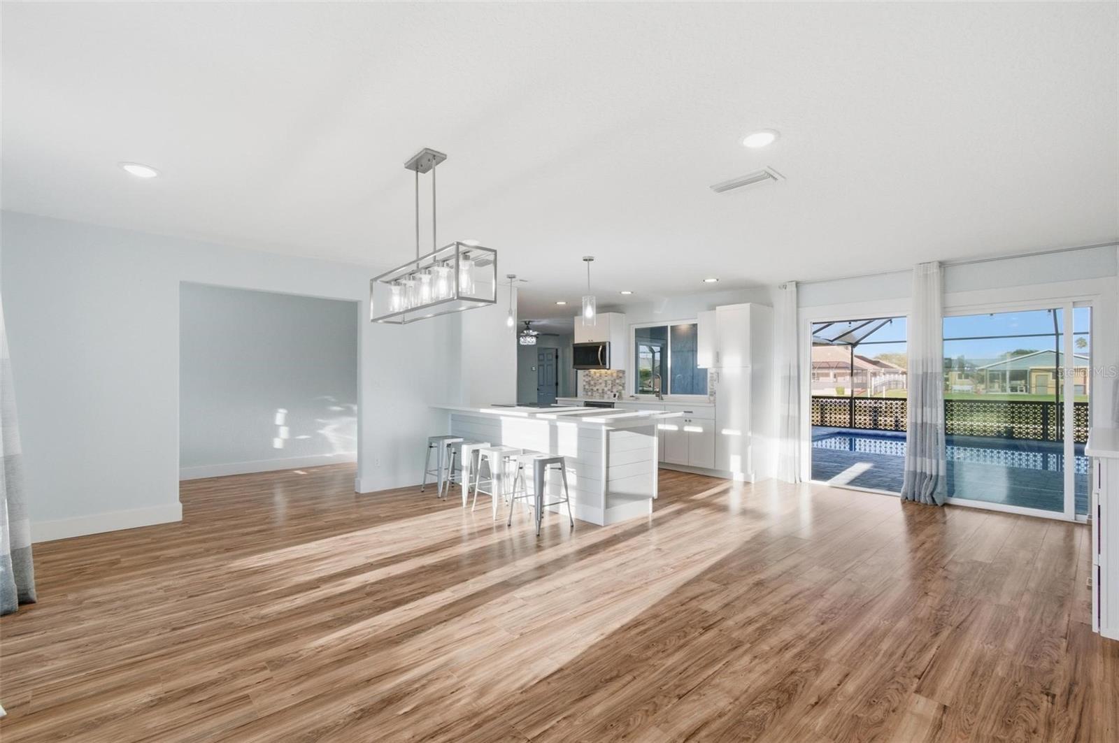 Image 7 of 63 For 7 Clarendon Court S