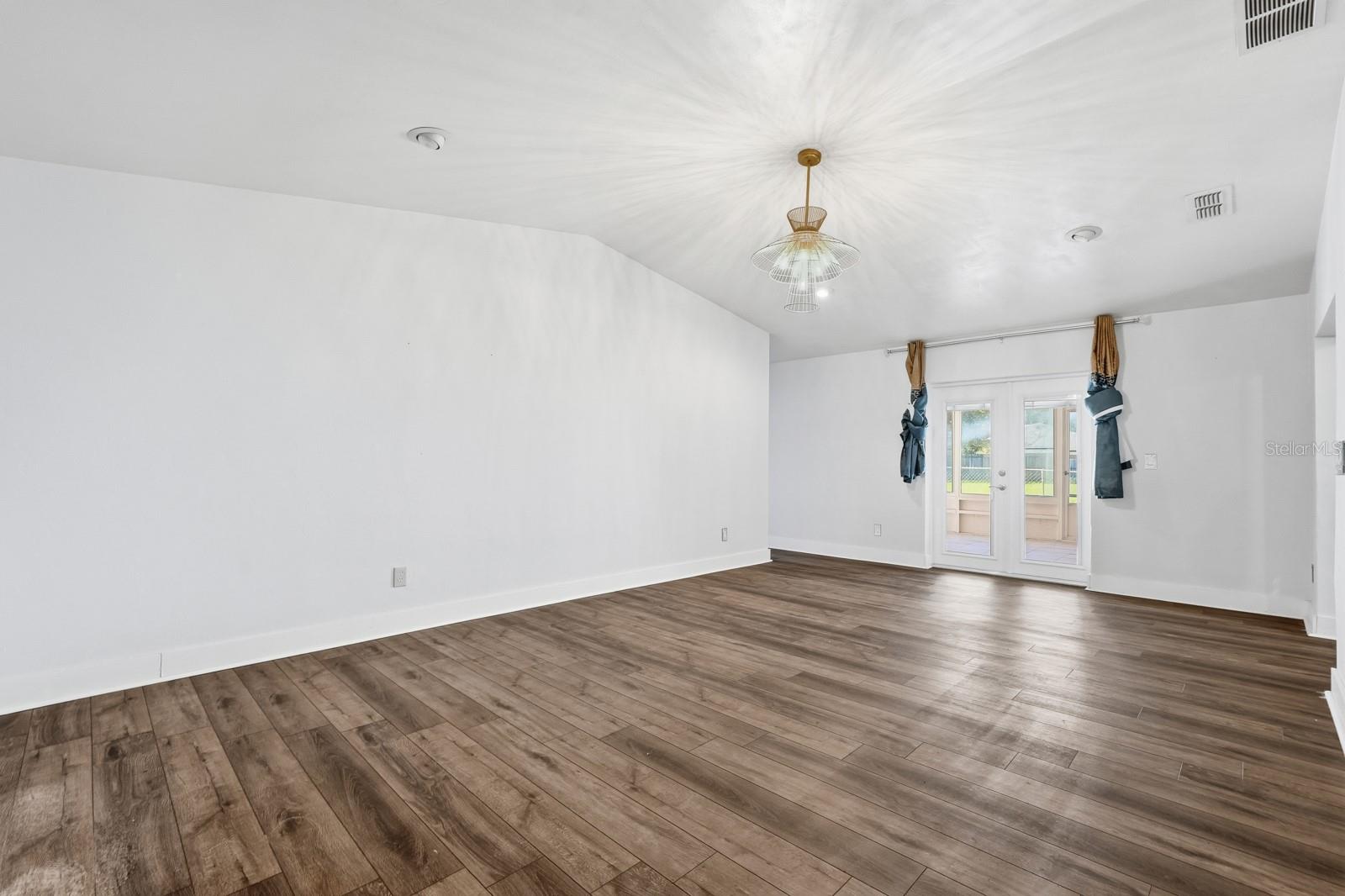 Image 14 of 36 For 932 Lora Street