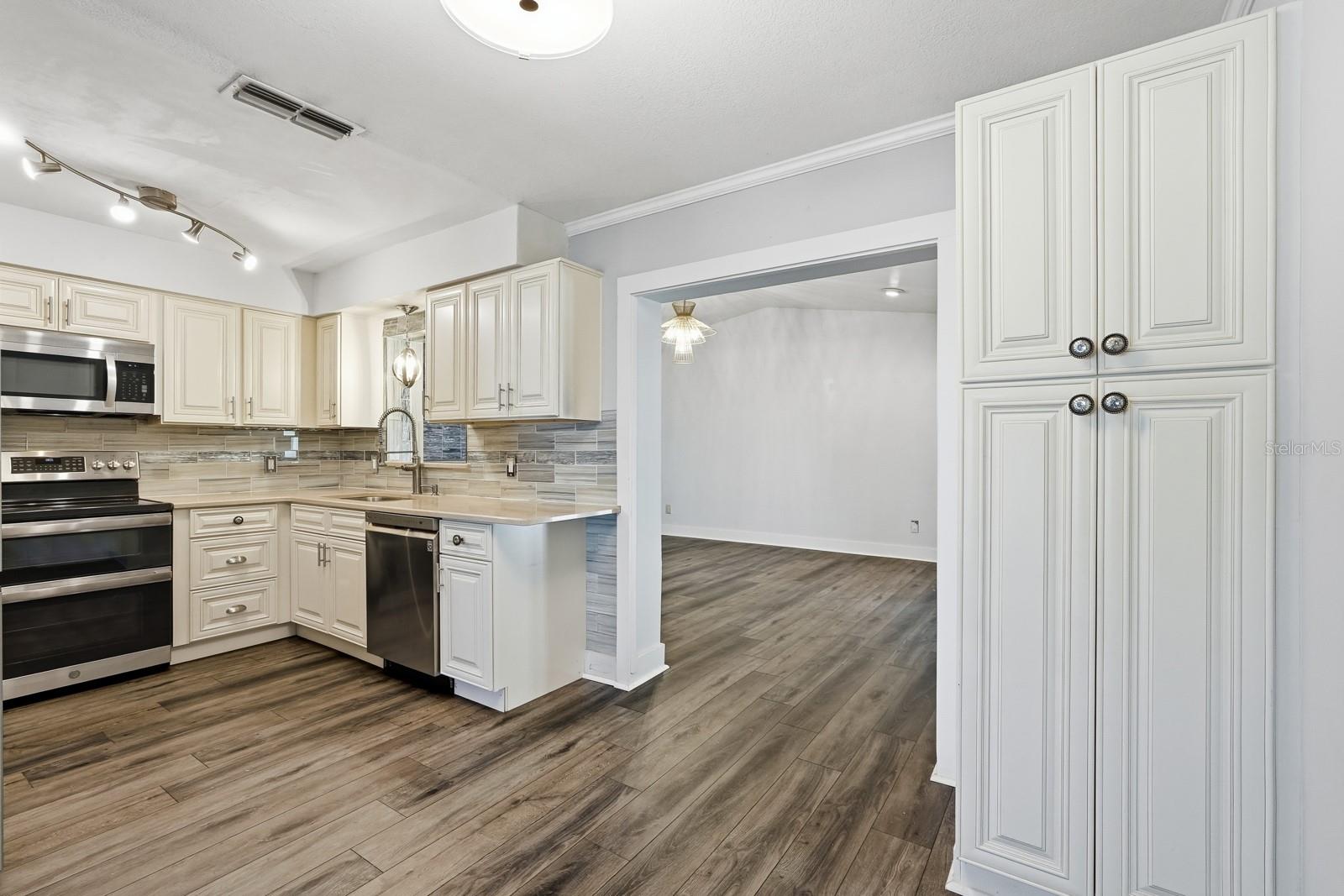 Image 8 of 36 For 932 Lora Street