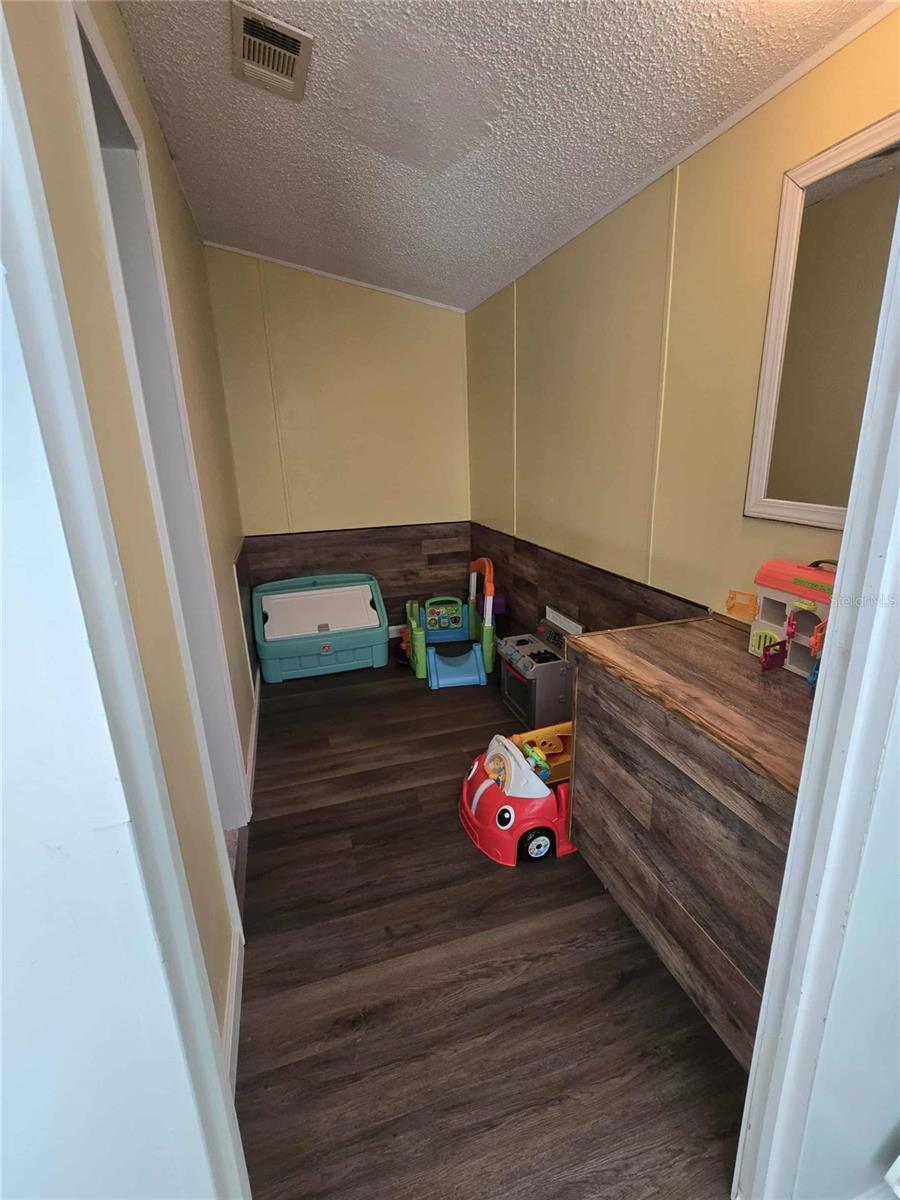 Image 19 of 36 For 112 Click Road