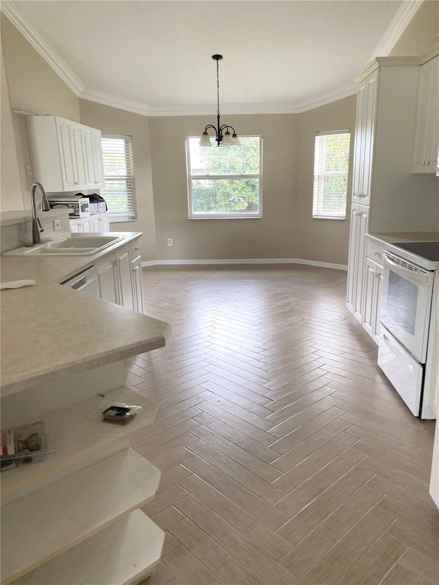 Image 4 of 16 For 6 Woodshaw Lane