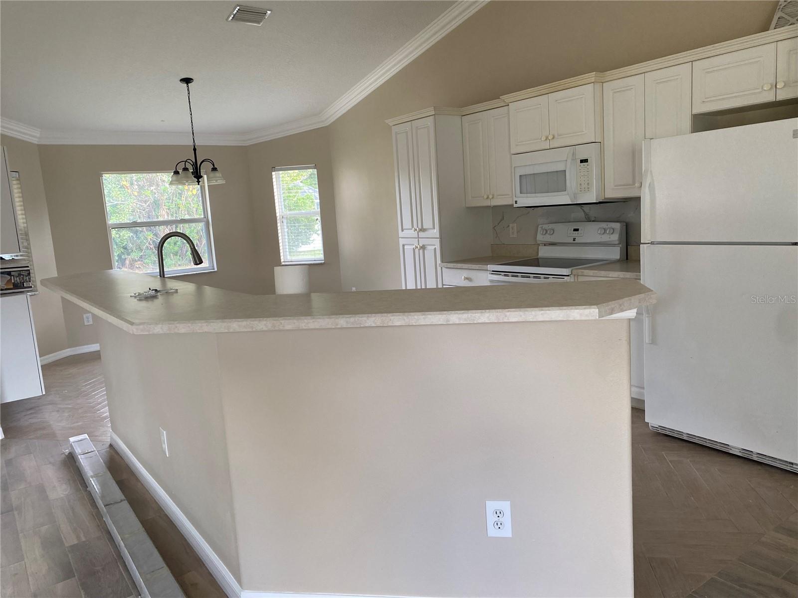 Image 5 of 16 For 6 Woodshaw Lane