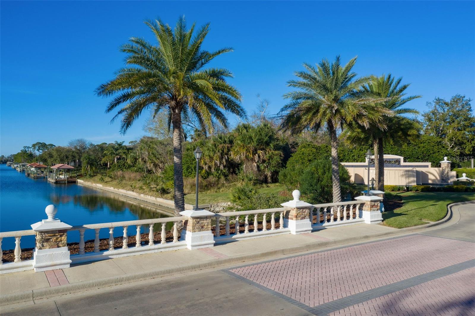 Image 4 of 31 For 59 Old Oak Drive S