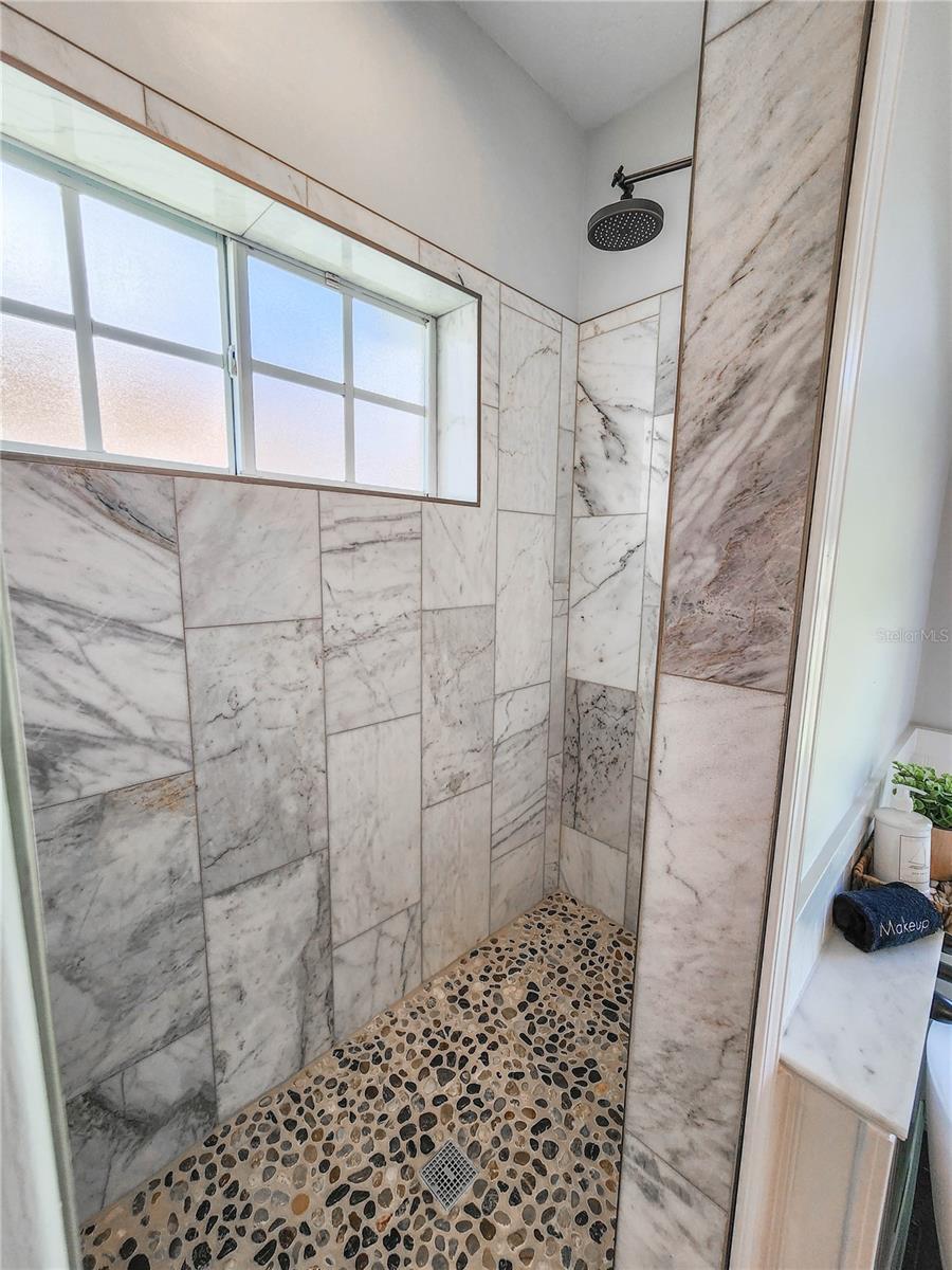 Image 17 of 38 For 5 Crossgate Court W