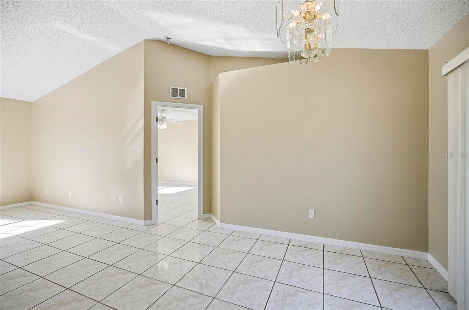 Image 10 of 40 For 106 La Mancha Drive