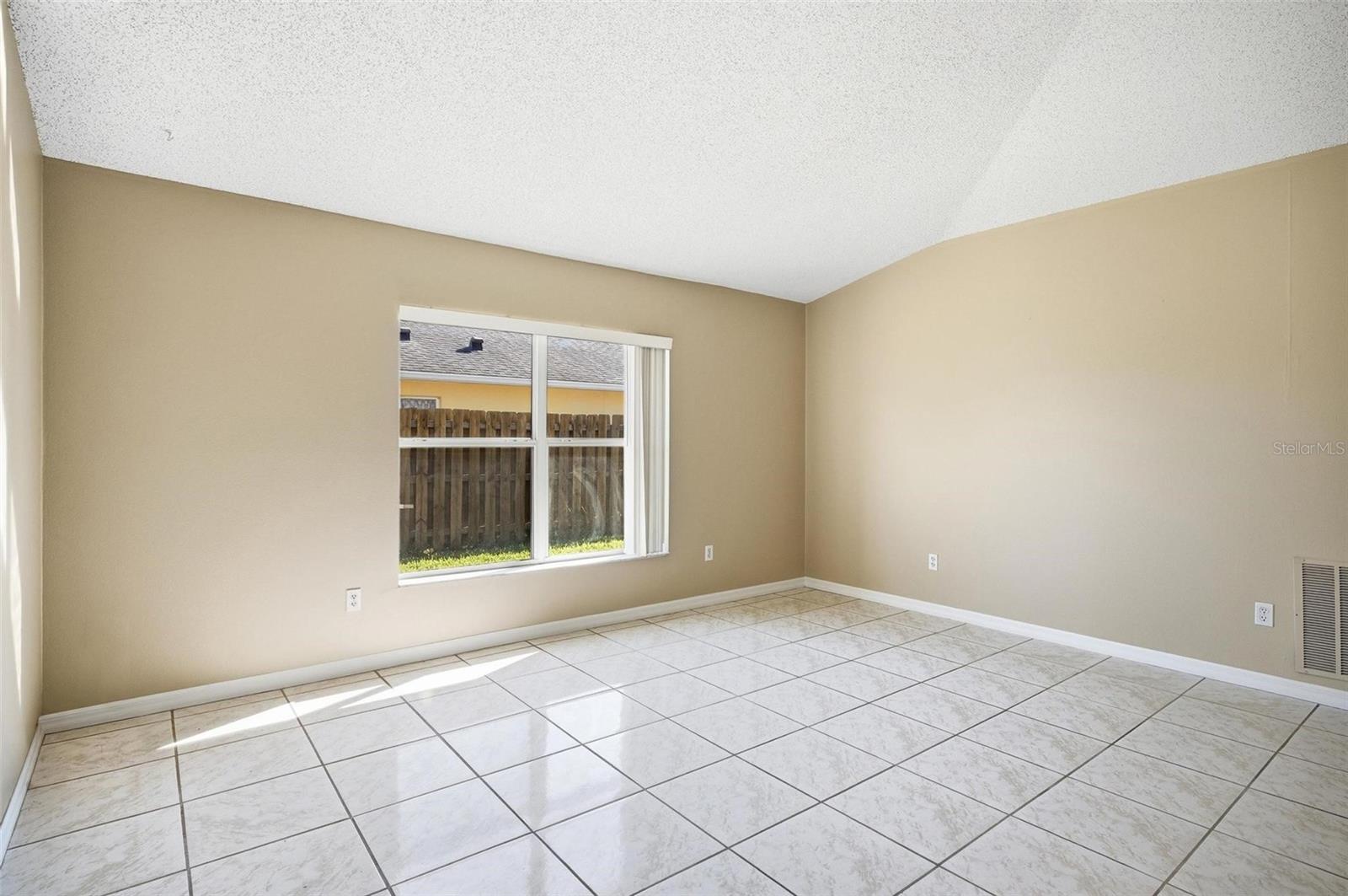 Image 25 of 40 For 106 La Mancha Drive