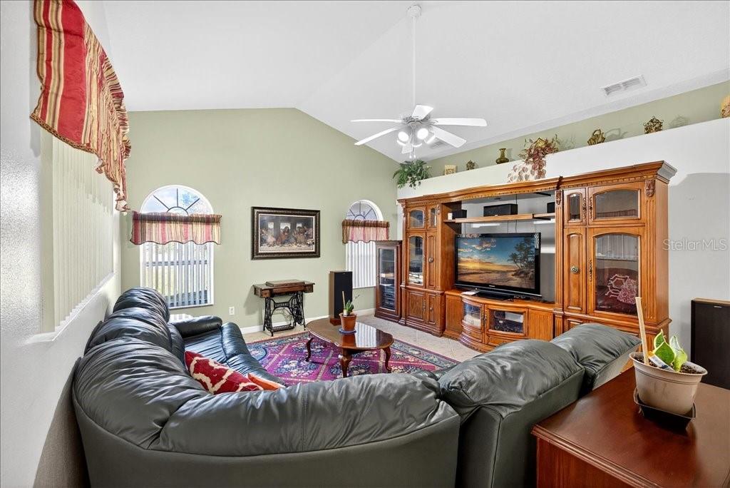 Image 14 of 42 For 28 Fanshawe Lane