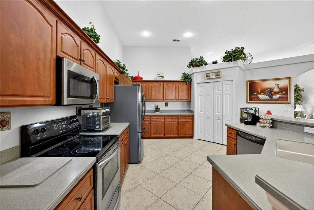 Image 17 of 42 For 28 Fanshawe Lane