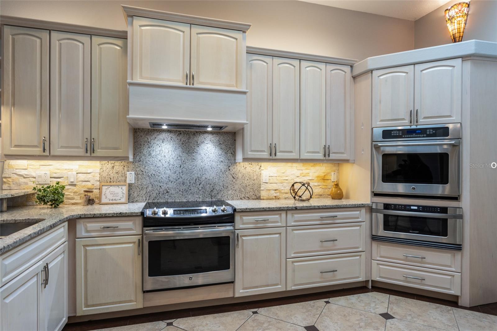 Image 13 of 61 For 608 Shearwood Drive