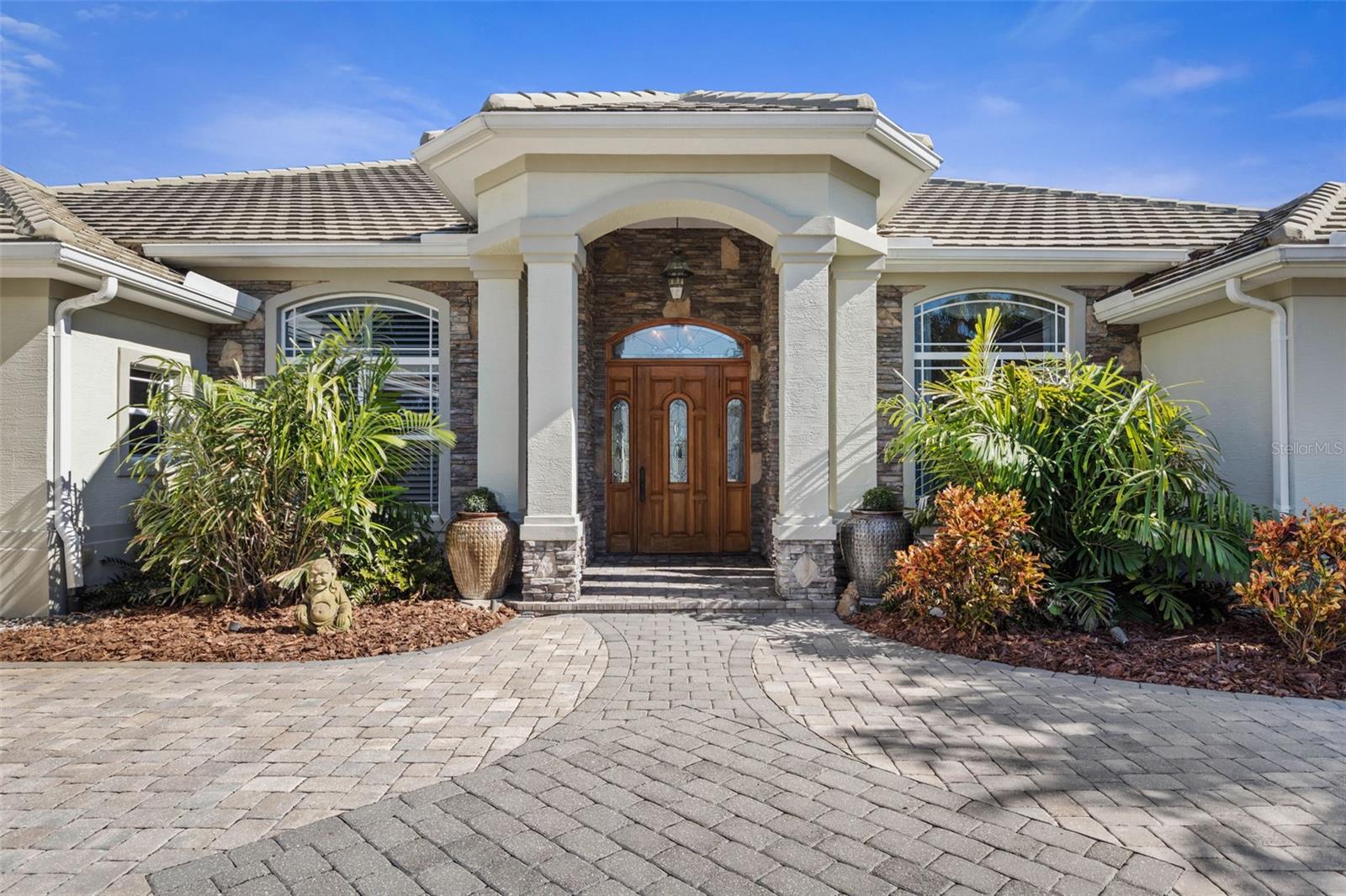 Image 4 of 80 For 46 Old Oak Drive S