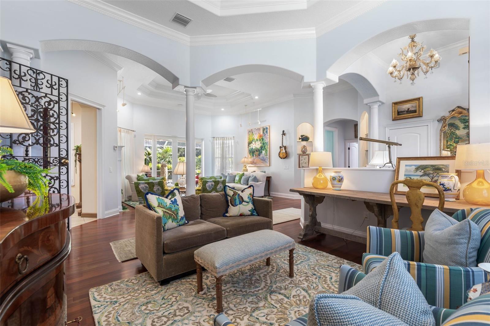 Image 6 of 80 For 46 Old Oak Drive S