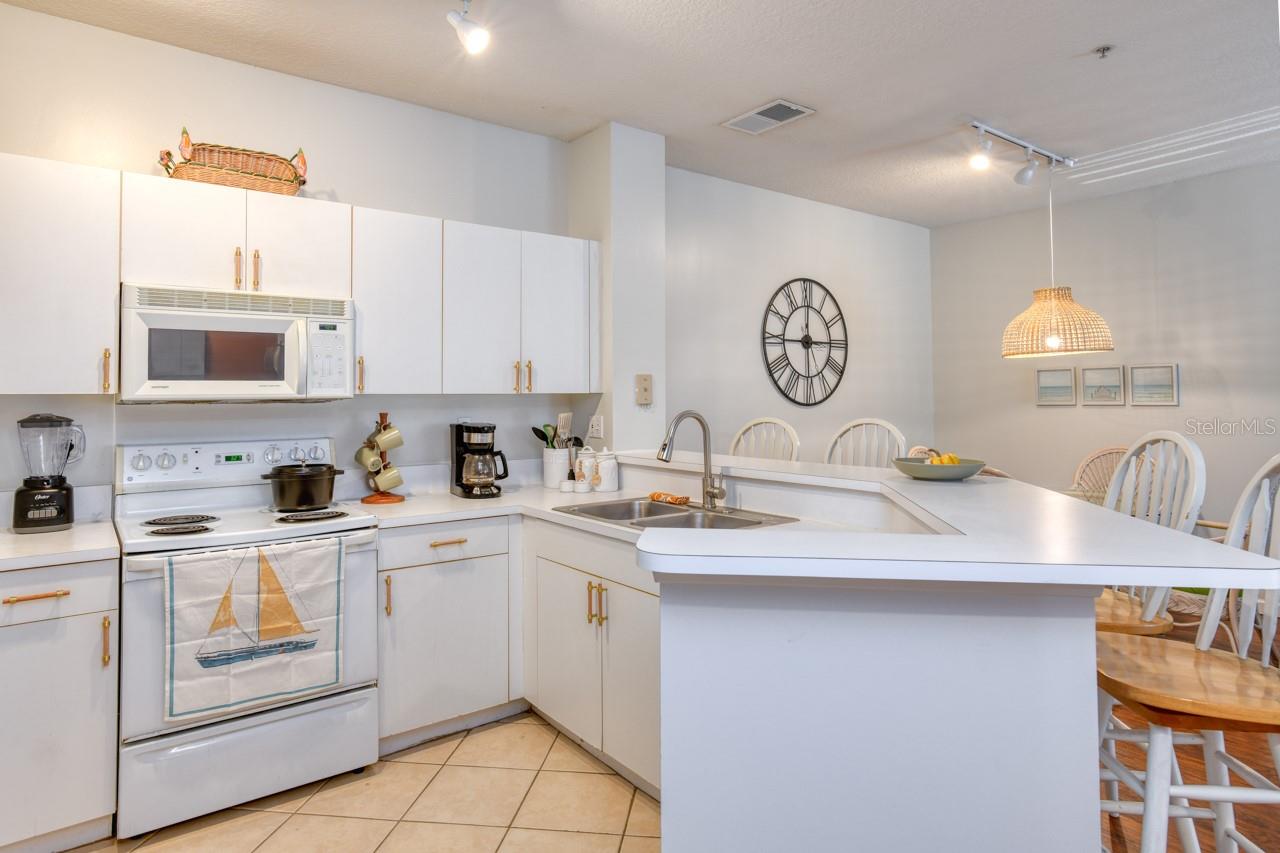 Image 5 of 36 For 605 Fairway Drive 203