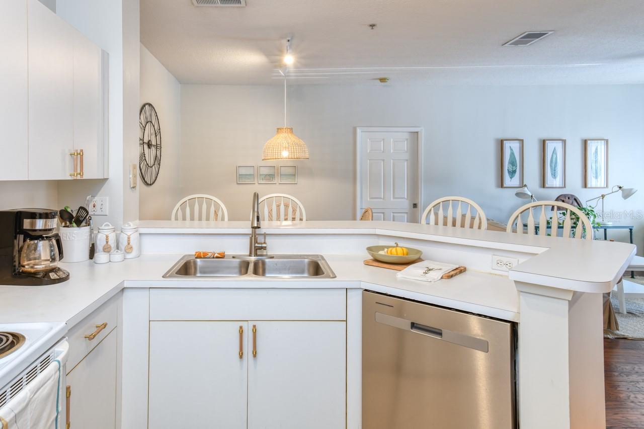 Image 6 of 36 For 605 Fairway Drive 203