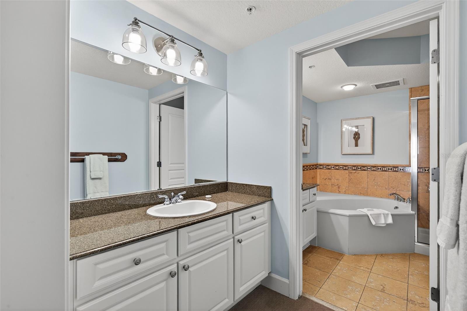 Image 33 of 100 For 200 Ocean Crest Drive 605