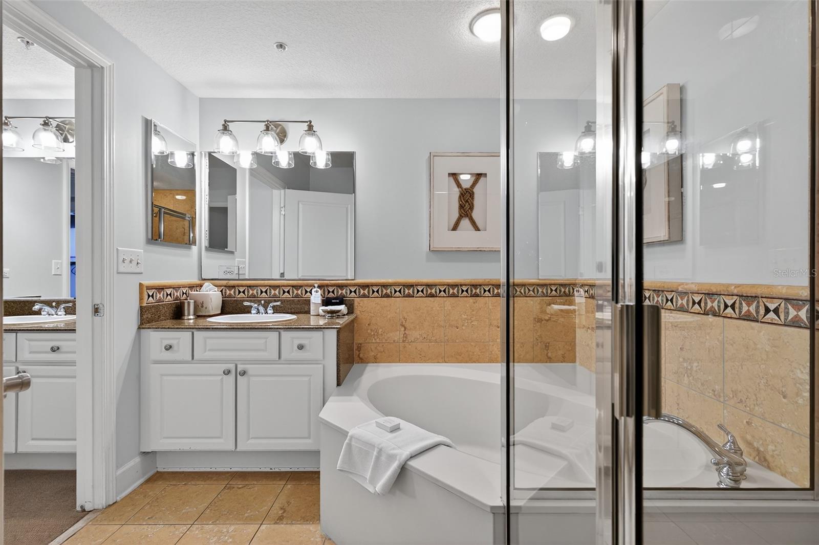 Image 35 of 100 For 200 Ocean Crest Drive 605