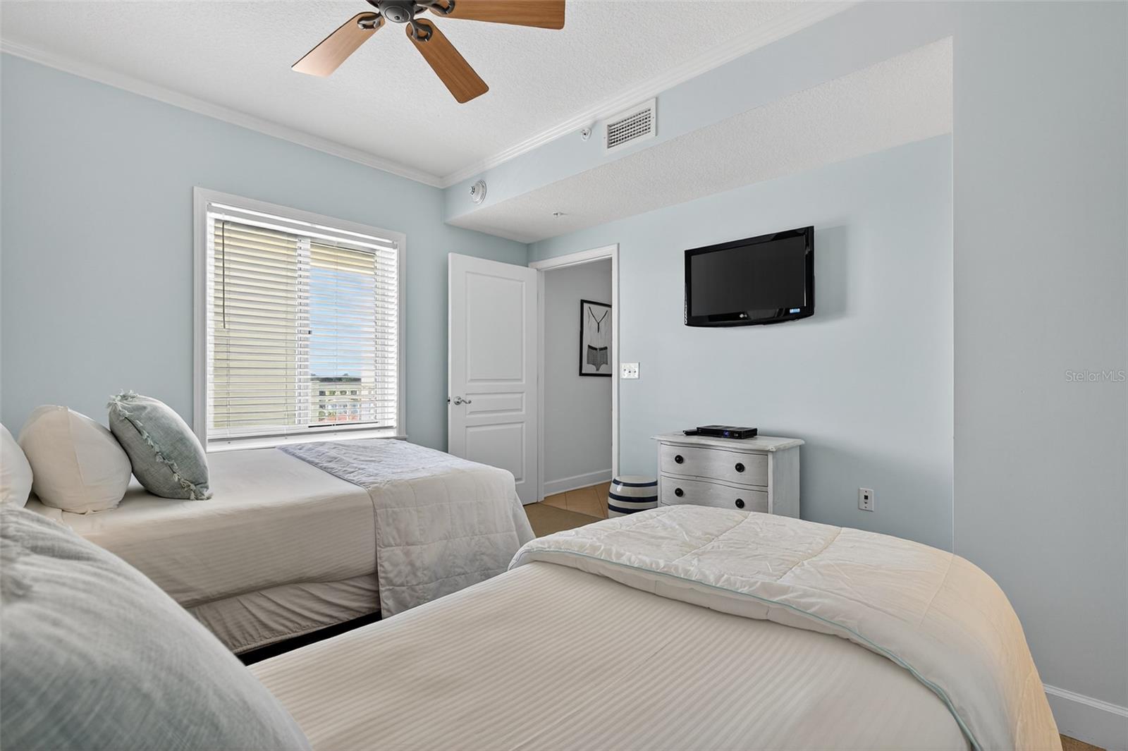 Image 42 of 100 For 200 Ocean Crest Drive 605