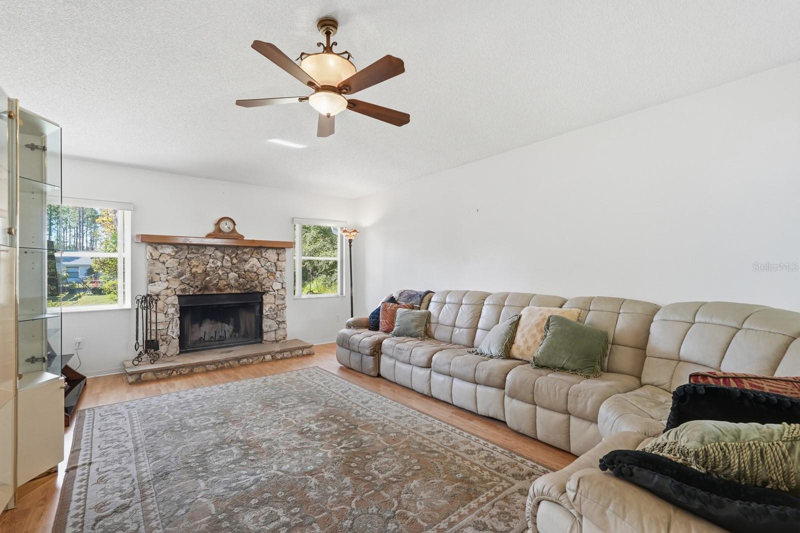 Image 23 of 49 For 33 Poinsettia Lane