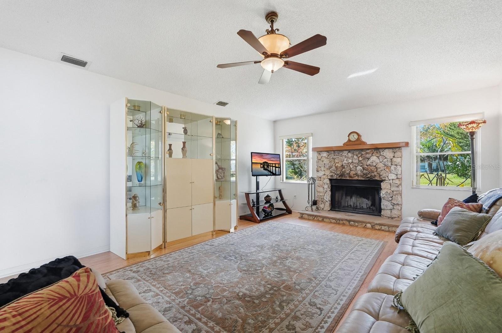 Image 24 of 49 For 33 Poinsettia Lane