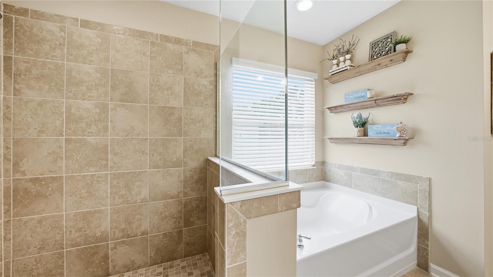 Image 17 of 45 For 20 Country Club Harbor Circle