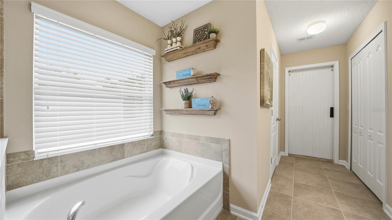 Image 18 of 45 For 20 Country Club Harbor Circle