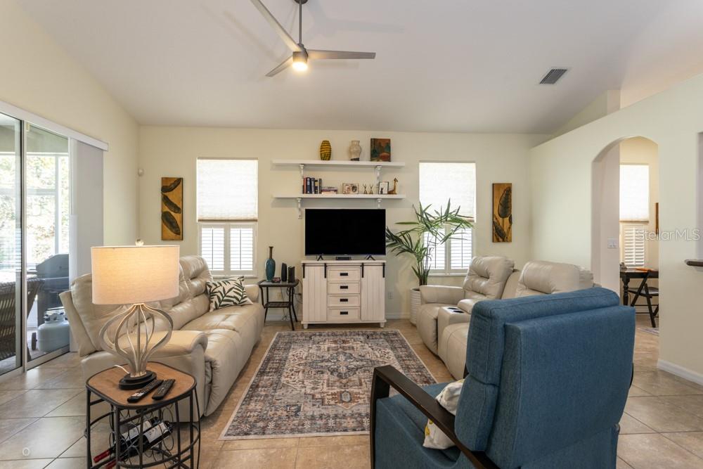 Listing photo id 13 for 150 Waterside Parkway