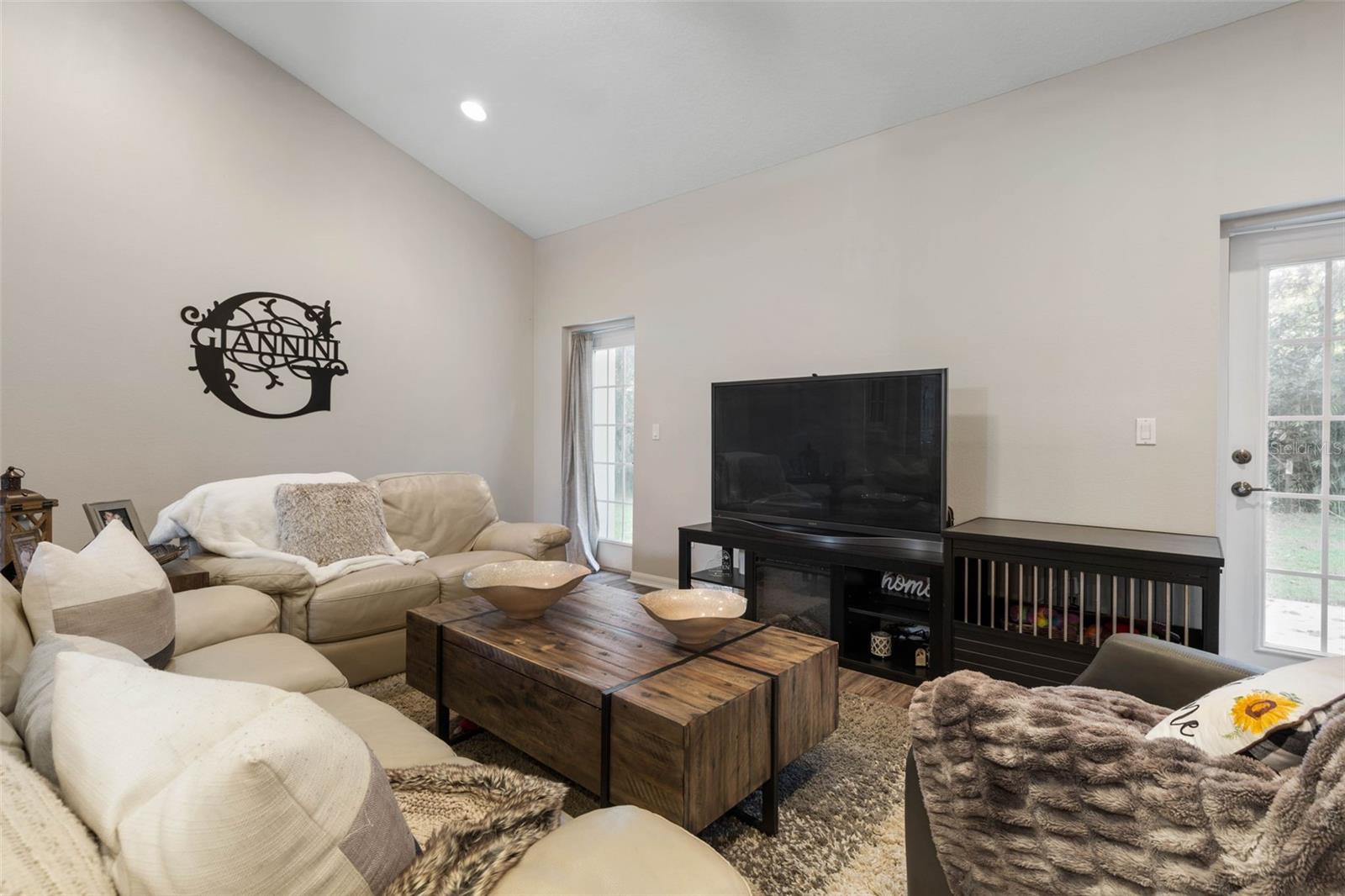 Image 9 of 55 For 21 Whitehall Court