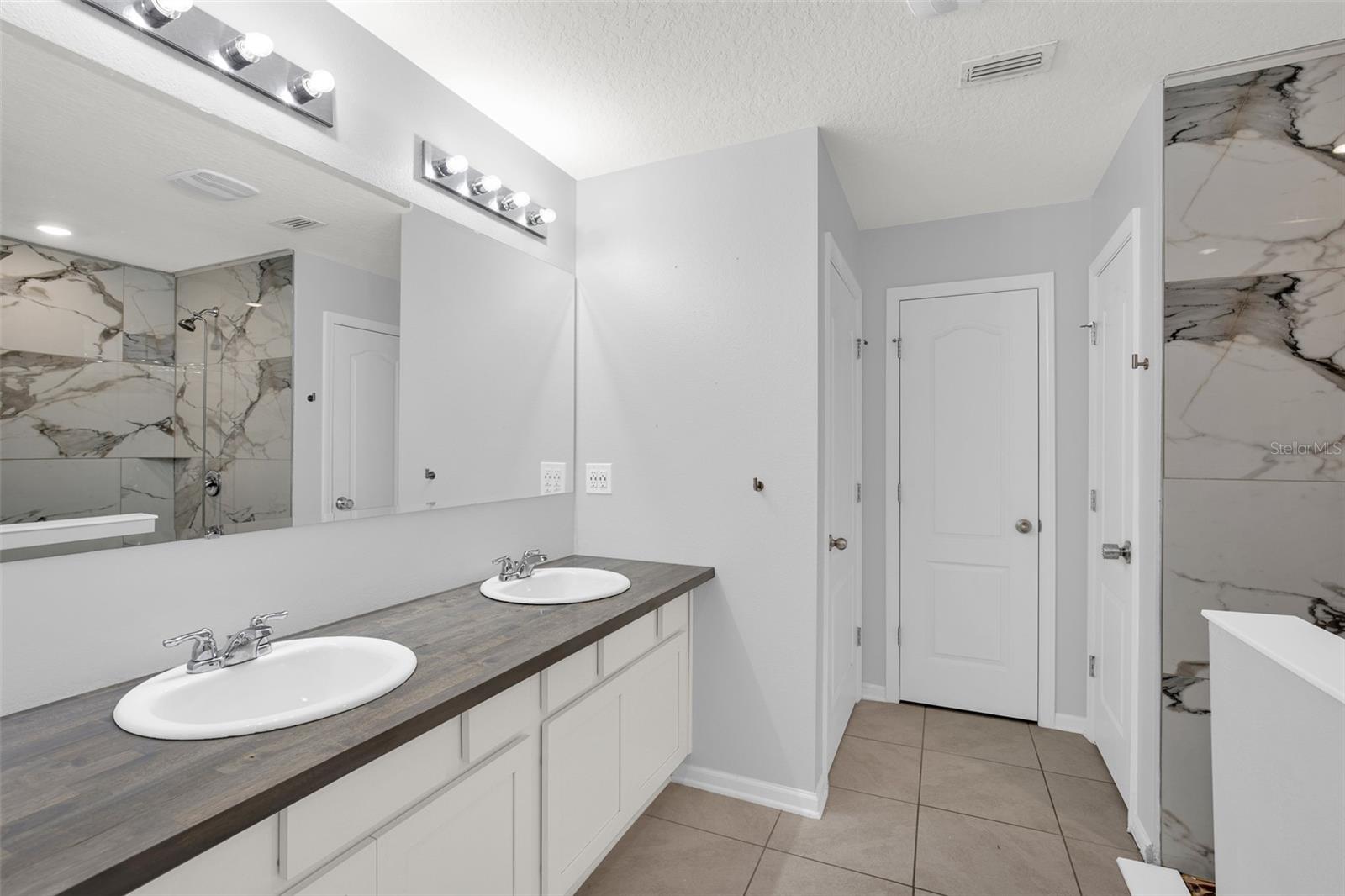 Image 24 of 57 For 56 Oakleaf Way