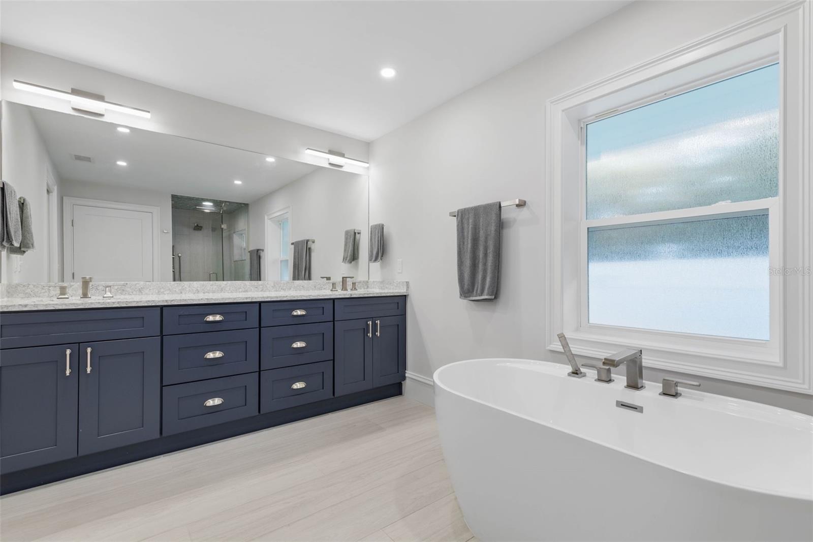 Image 60 of 99 For 1640 Lambert Avenue