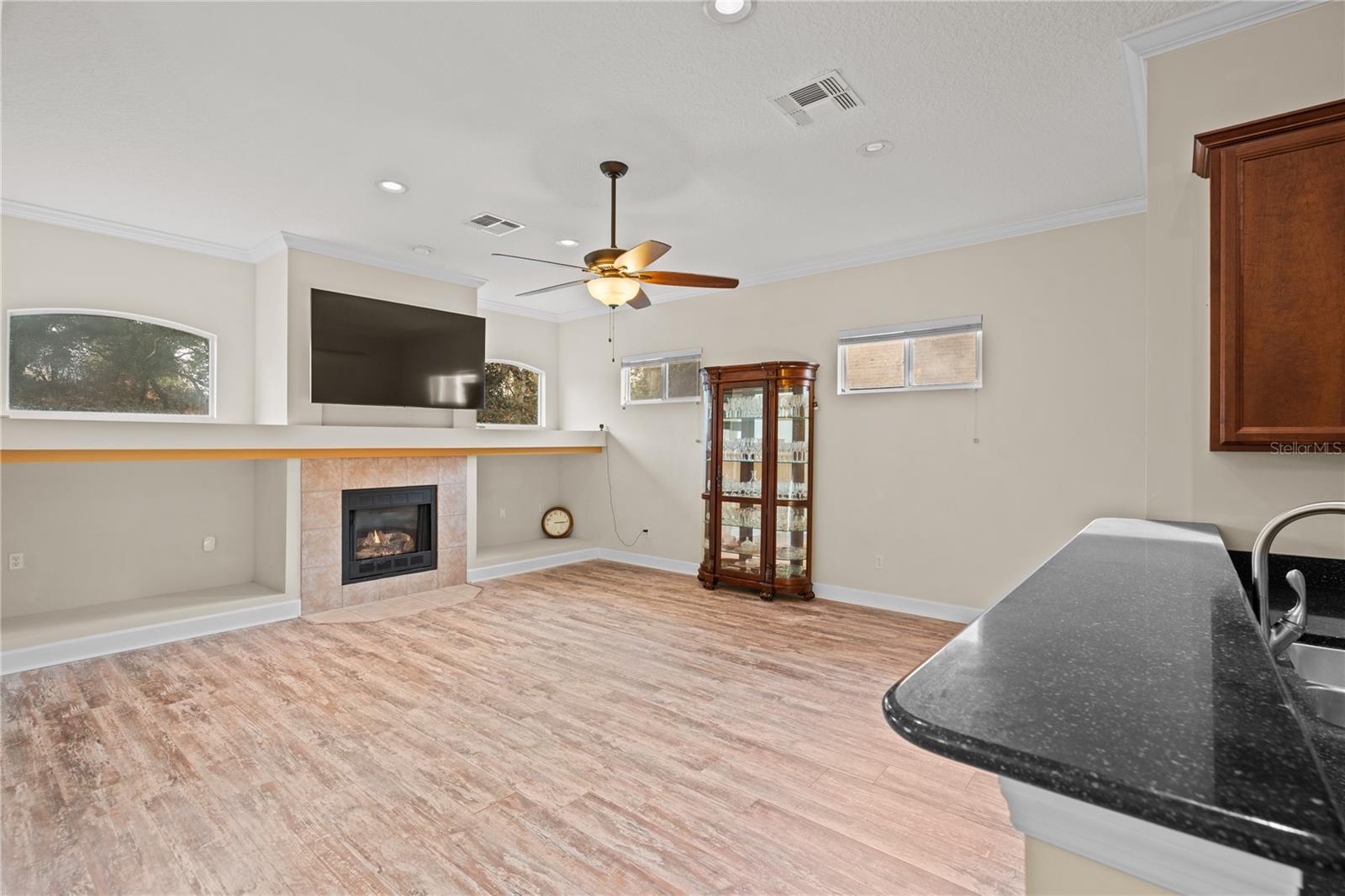 Image 22 of 49 For 709 Toria Lane