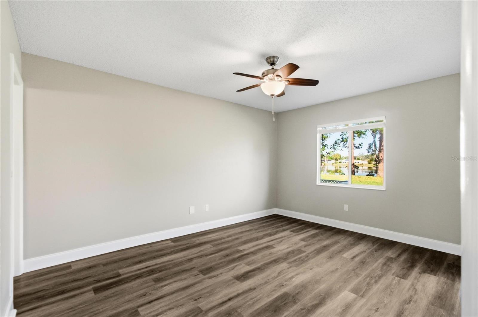 Image 11 of 39 For 32 Kings Colony Court