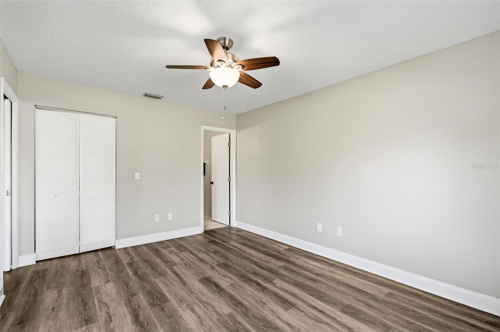 Image 16 of 39 For 32 Kings Colony Court