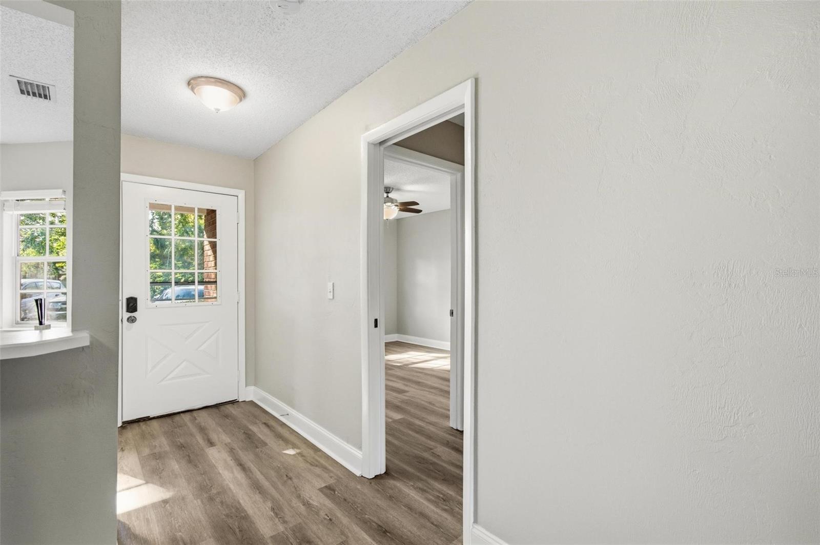 Image 21 of 39 For 32 Kings Colony Court