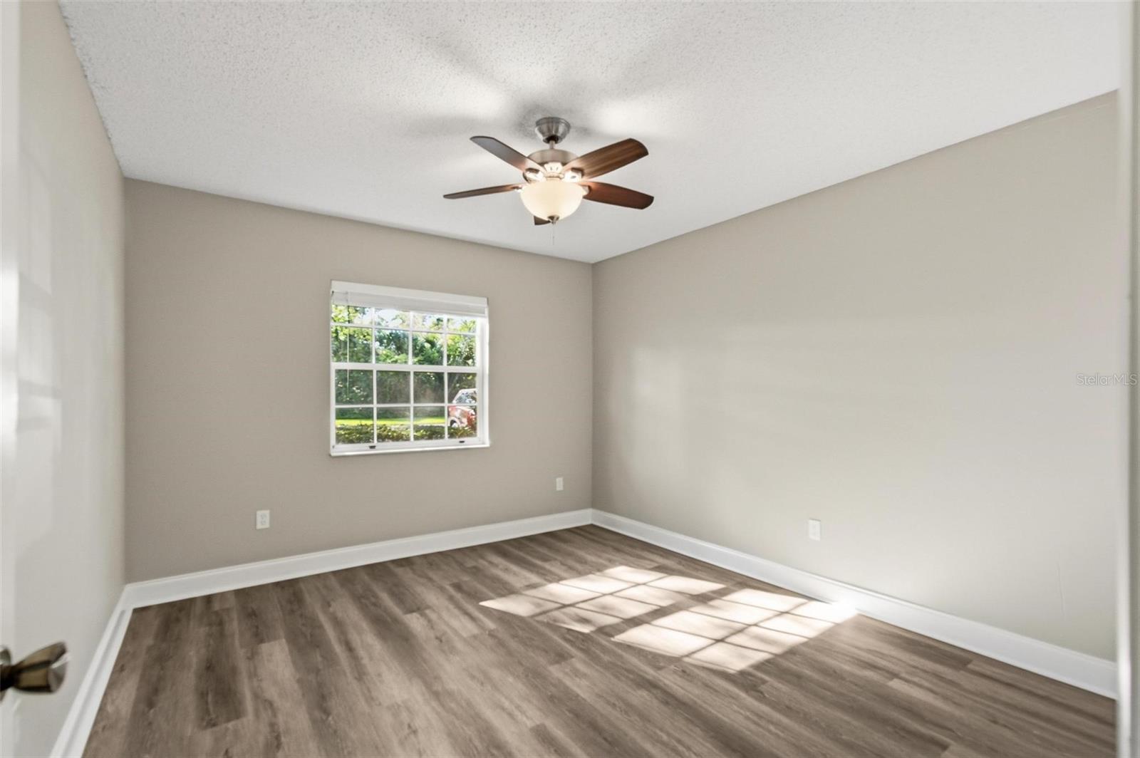 Image 22 of 39 For 32 Kings Colony Court