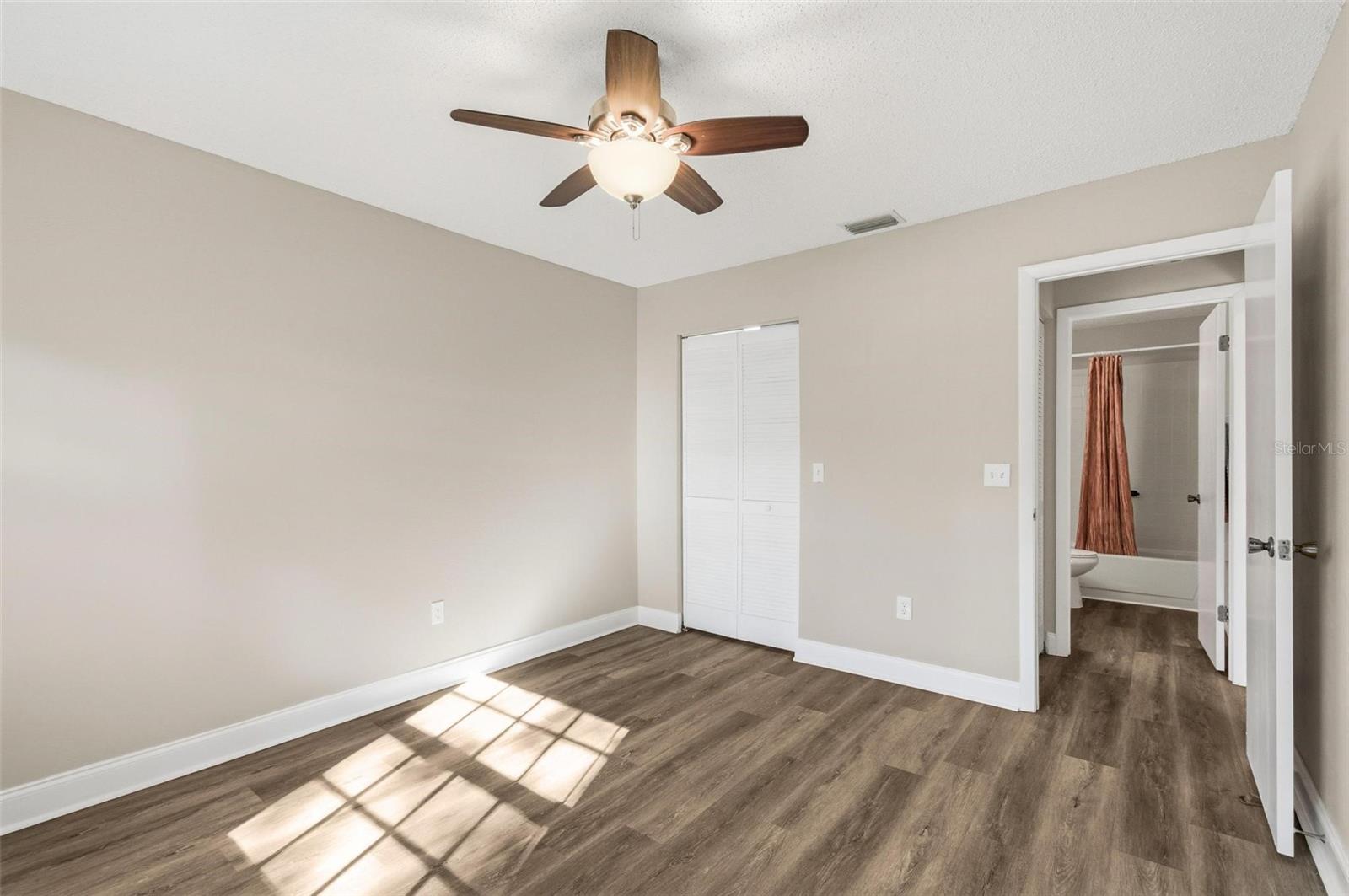 Image 23 of 39 For 32 Kings Colony Court