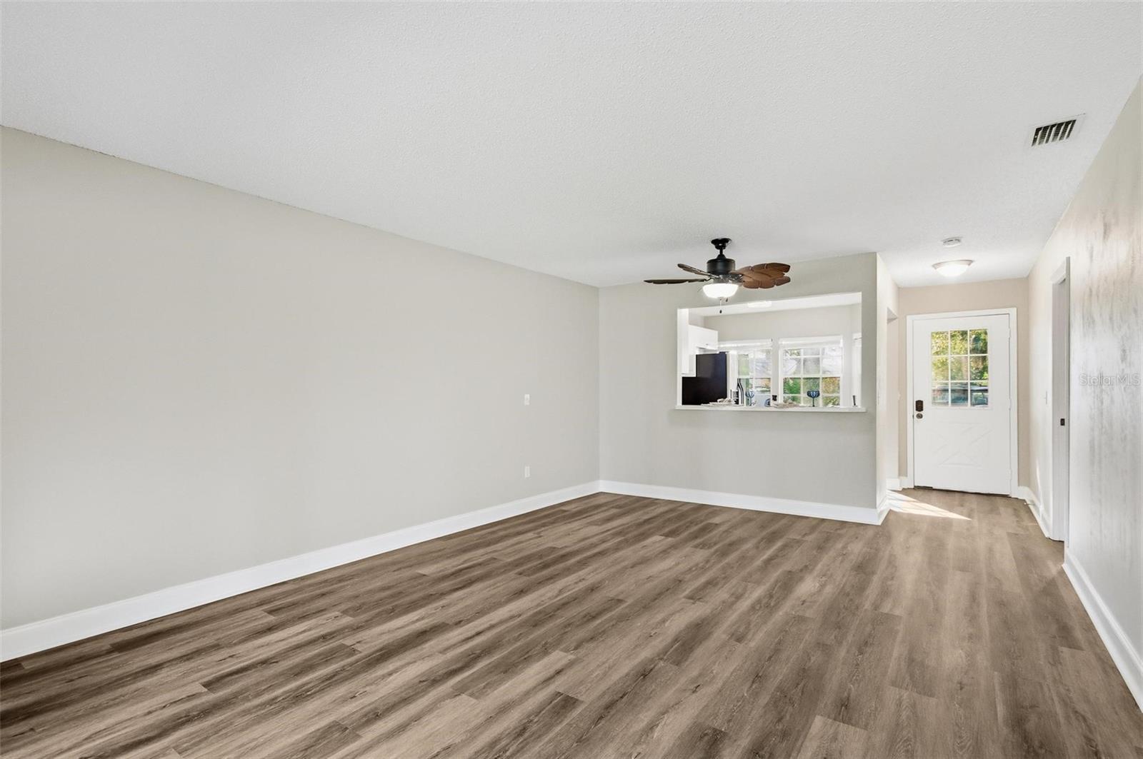 Image 33 of 39 For 32 Kings Colony Court