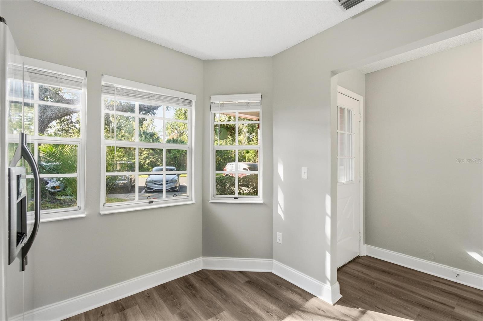 Image 7 of 39 For 32 Kings Colony Court